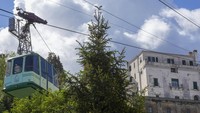 Pemandangan stasiun keberangkatan kereta gantung Monte Faito di Castellammare di Stabia dekat Naples, Italia selatan, Jumat (18/4/2025). Layanan penyelamatan gunung dan petugas pemadam kebakaran mengatakan, empat orang tewas dan satu orang luka parah setelah kereta gantung jatuh pada Kamis (17/4). AP/Salvatore Laporta