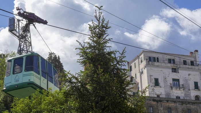 View of the Monte Faito cable car departure station in Castellammare di Stabia near Naples, southern Italy, Friday, April 18, 2025, with the cabin from which nine passengers were rescued when the traction cable broke Thursday, killing four people in another cabin that fell further up the mountain. (AP Photo/Salvatore Laporta)