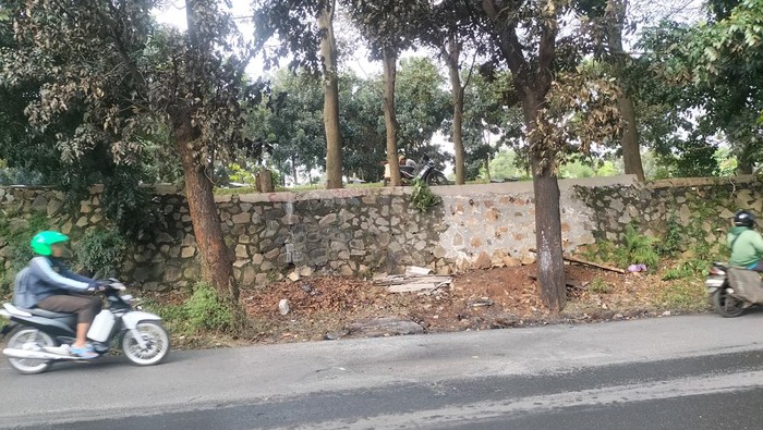 Ini lokasi tiga mobil polisi dibakar massa di Kampung Baru, Harjamukti, Kota Depok, Jawa Barat.