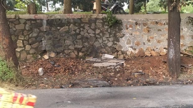 Ini lokasi tiga mobil polisi dibakar massa di Kampung Baru, Harjamukti, Kota Depok, Jawa Barat.