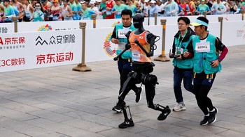 Tempat kedua dan ketiga untuk lomba lari half-maraton humanoid diraih oleh peserta robot dari Noetix Robotics di Beijing.  
