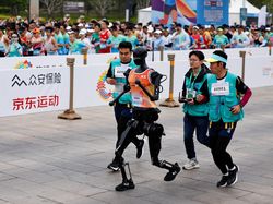 Ini Tiangong Ultra Pemenang Half-Marathon Robot Humanoid Pertama di Dunia
