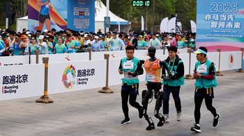 Lomba lari Half-marathon robot humanoid pertama di dunia diadakan di Beijing, China, Sabtu (19/4/2025). Robot humanoid Tiangong Ultra yang dikembangkan oleh Pusat Inovasi Robot Humanoid Beijing memenangkan kejuaraan dengan menyelesaikan lomba sepanjang 21,0975 kilometer dalam waktu 2 jam, 40 menit, dan 42 detik.
