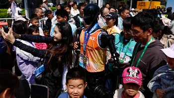 Beberapa dari mereka melangkah maju dengan langkah besar, sementara beberapa berlari dengan langkah kecil. Ada juga kecelakaan, seperti terjatuh dan baterai yang tidak mencukupi. Namun, semua skenario ini dapat menguji kemampuan robot dalam keadaan yang rumit.  