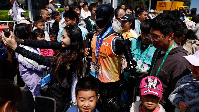 Tiangong Ultra, a humanoid robot runs across the finish line while securing the first position during the E-Town Humanoid Robot Half Marathon, in Beijing, China April 19, 2025. REUTERS/Tingshu Wang