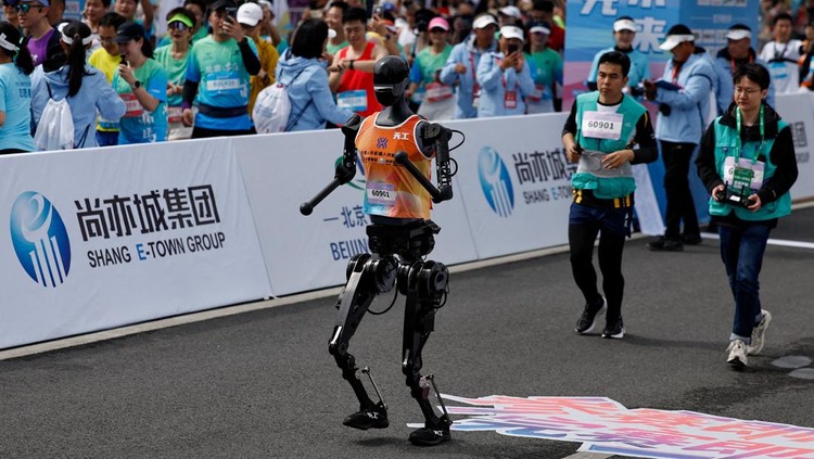 Tiangong Ultra, a humanoid robot runs across the finish line while securing the first position during the E-Town Humanoid Robot Half Marathon, in Beijing, China April 19, 2025. REUTERS/Tingshu Wang
