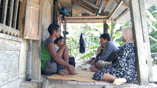 Interaksi warga di Desa Mbawa, Kecamatan Donggo, Kabupaten Bima, Nusa Tenggara Barat (NTB). (Foto: Rafiin/detikBali)