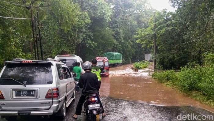 Jalur Pantura Baluran Situbondo Sempat Macet Gegara Limpasan Air Lewati Jalan