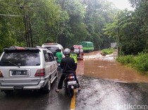 Jalur Pantura Baluran Situbondo Sempat Macet Gegara Limpasan Air Lewati Jalan