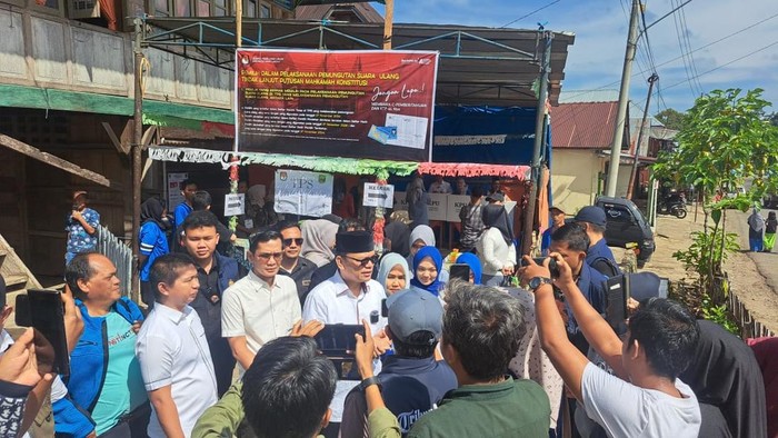 Joncik Muhammad menyalurkan hak suaranya.