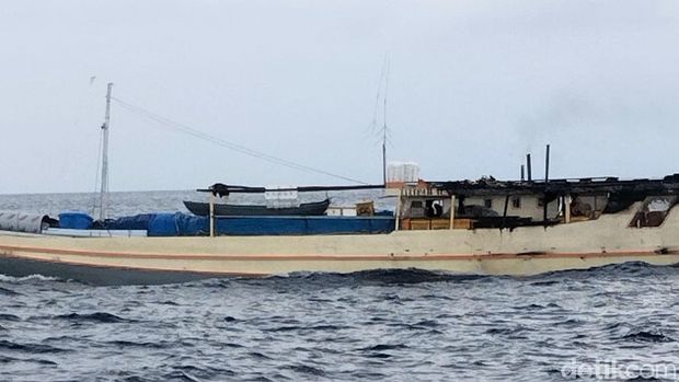 kapal pengangkut ikan KM Titipan Ilahi terbakar di Perairan Kabupaten Sumenep