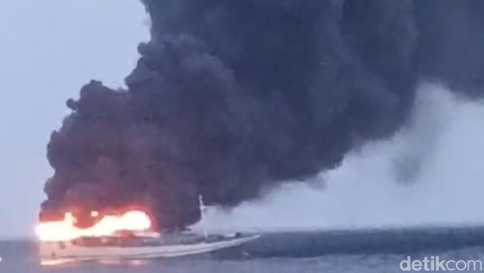 kapal pengangkut ikan KM Titipan Ilahi terbakar di Perairan Kabupaten Sumenep