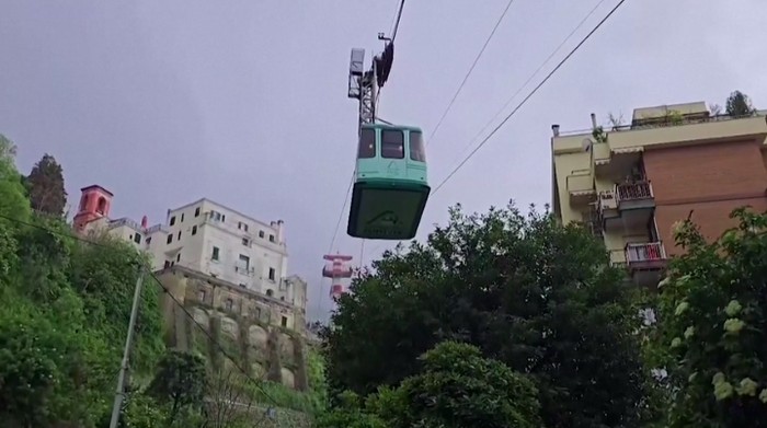 Kereta gantung di Napoli di Italia