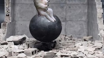 Menyaingi Miley Cyrus ayunan dengan wreking ball. Foto: dok Reddit via Brightside  