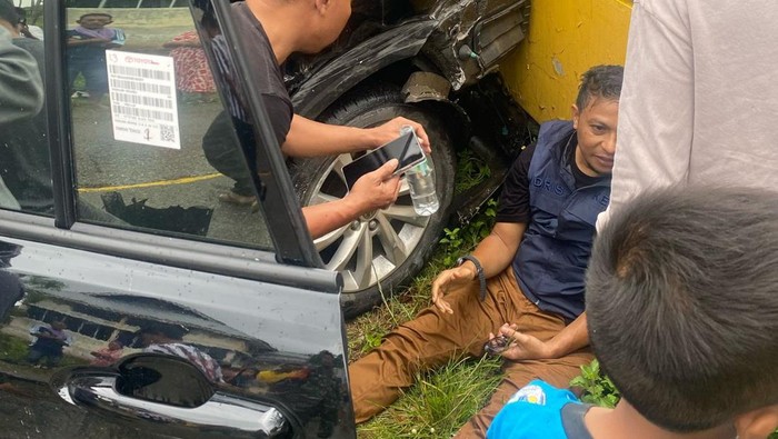 Ketua Bawaslu Provinsi Gorontalo Idris Usuli dibantu warga usai terlibat kecelakaan.