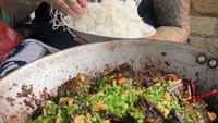 Sebelum terkenal sebagai chef selebriti, King Abdi pernah mengikuti ajang MasterChef. Kemampuannya memasak berkembang pesat di sana. Foto: Instagram/kingabdi_jajanmercon