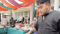 King Abdi juga cukup dekat dengan para artis. Ia secara khusus diundang oleh keluarga Juragan 99 untuk memasak untuk acara halal bi halal di rumahnya. Foto: Instagram/kingabdi_jajanmercon
