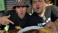 King Abdi seringkali mengembangkan bisnis bersama selebriti lain. Seperti Vicky Nitinegoro yang tak hanya kulineran, tetapi juga bisnis bersama. Foto: Instagram/kingabdi_jajanmercon