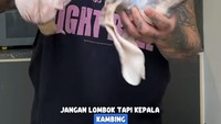 Sosoknya juga terkenal berkat keahlian memasak organ tubuh hewan. Di tangannya kepala kambing dapat menjadi olahan yang lezat berbumbu dan tak berbau amis. Foto: Instagram/kingabdi_jajanmercon