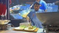 Kemampuannya memasak dalam jumlah banyak patut diacungi jempol. Ia pernah diundang oleh pemerintah daerah Gresik untuk memasak dan membagikannya kepada warga di sana. Foto: Instagram/kingabdi_jajanmercon