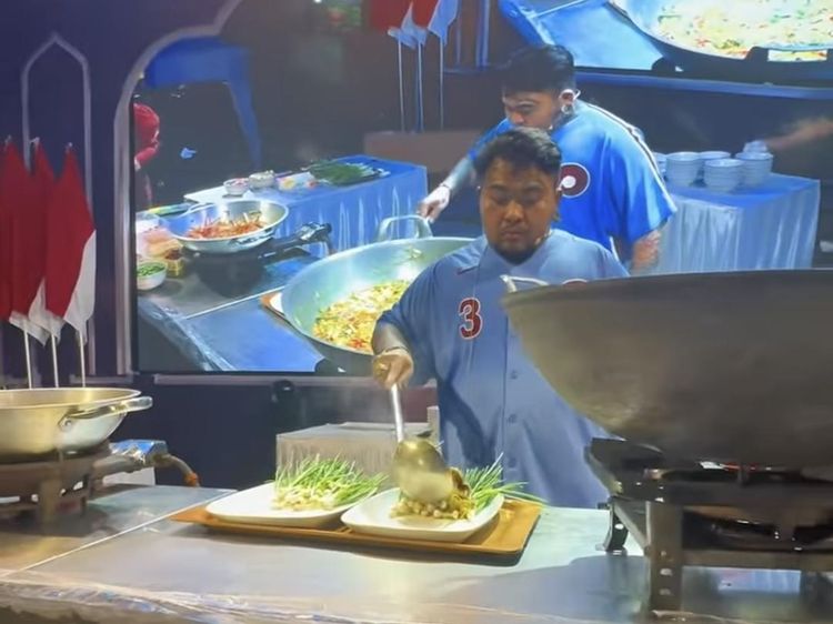 Aksi King Abdi Makan Ekstrem hingga Masak Banyak di Gresik