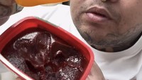 Selera lidahnya terhadap rasa makanan pedas ditantang dirinya sendiri. Ada cabai jalapeno yang dimakan bersama gochujang dengan santai dilahap King Abdi. Foto: Instagram/kingabdi_jajanmercon