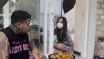 Aksi King Abdi Makan Ekstrem hingga Masak Banyak di Gresik