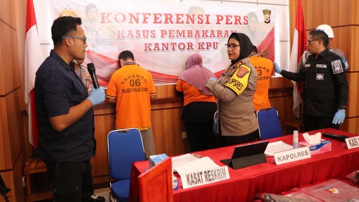 Konferensi pers kasus kebakaran Kantor KPU Buru, Maluku.