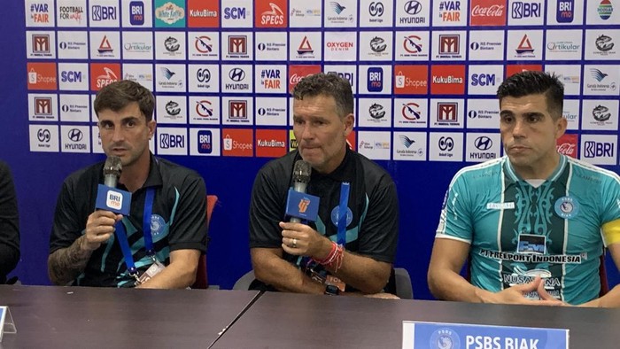 Konferensi pers pelatih PSBS Marcos Guillermo Samso dan  kapten PSBS Fabiano Beltrame usai laga kontra Malut United.