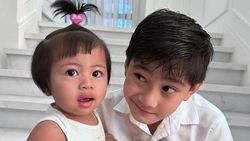 7 Potret Gemas Rafathar dan Lily, Saling Kasih Ciuman