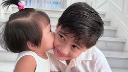 7 Potret Gemas Rafathar dan Lily, Saling Kasih Ciuman