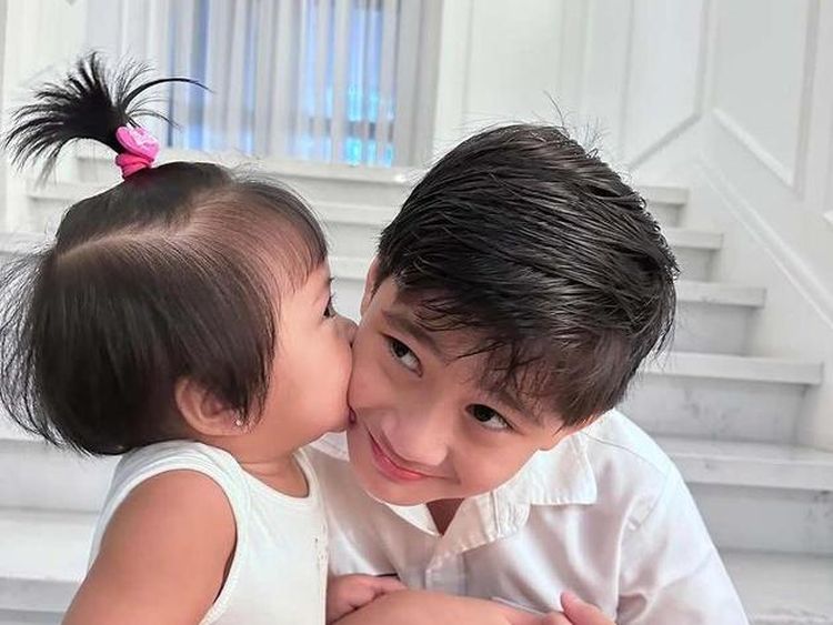7 Potret Gemas Rafathar dan Lily, Saling Kasih Ciuman