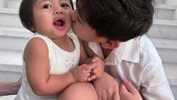 7 Potret Gemas Rafathar dan Lily, Saling Kasih Ciuman