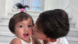 7 Potret Gemas Rafathar dan Lily, Saling Kasih Ciuman