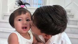 7 Potret Gemas Rafathar dan Lily, Saling Kasih Ciuman