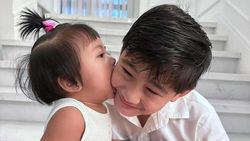7 Potret Gemas Rafathar dan Lily, Saling Kasih Ciuman
