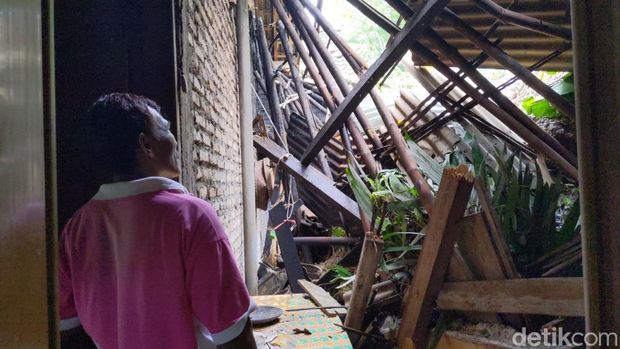 Longsor di Trenggalek mulai ditutup terpal