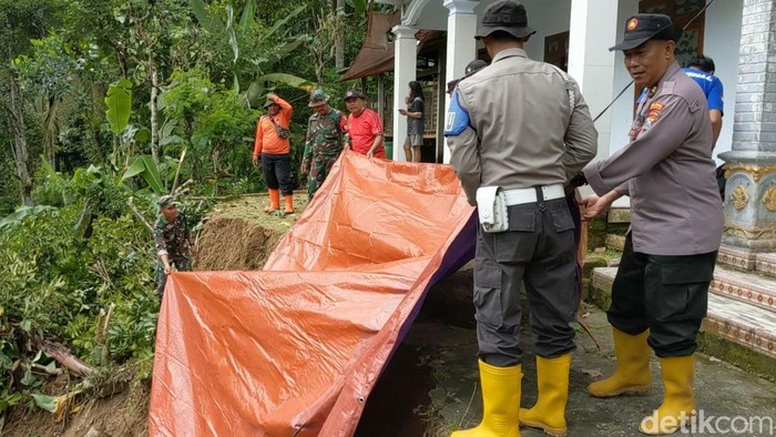 Longsor di Trenggalek mulai ditutup terpal
