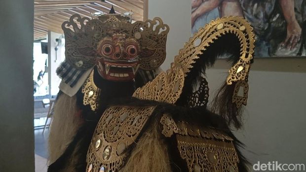 Mahasiswa ISI Bali prodi kriya, Wayan Raditya (21), yang menciptakan karya unik berupa kotak amplop dengan hiasan barong kinetik. (Ni Made Lastri Karsiani Putri-detikBali)