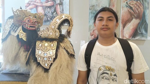Mahasiswa ISI Bali prodi kriya, Wayan Raditya (21), yang menciptakan karya unik berupa kotak amplop dengan hiasan barong kinetik. (Ni Made Lastri Karsiani Putri-detikBali)