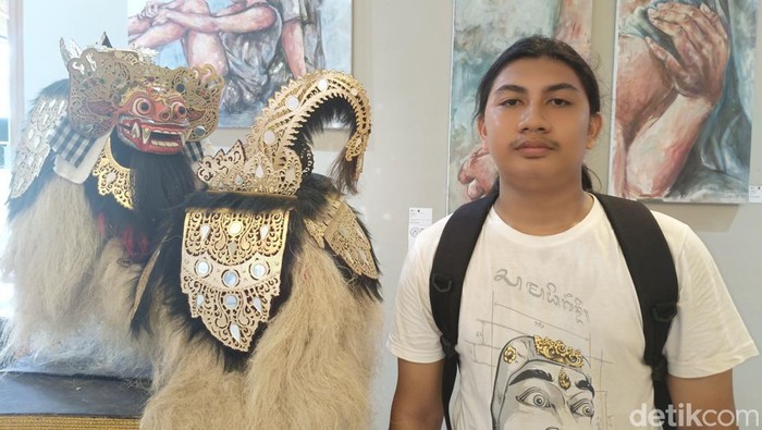 Mahasiswa ISI Bali prodi kriya, Wayan Raditya (21), yang menciptakan karya unik berupa kotak amplop dengan hiasan barong kinetik. (Ni Made Lastri Karsiani Putri-detikBali)