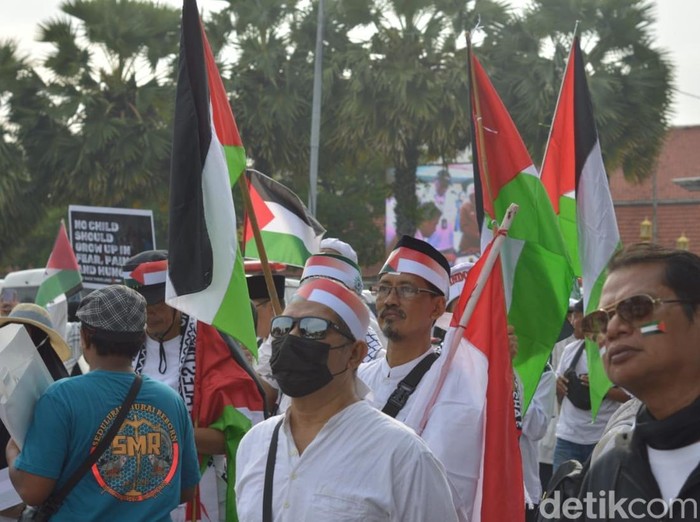 Masa Aksi One Day Charity For Free Palestine Padati Gedung Grahadi