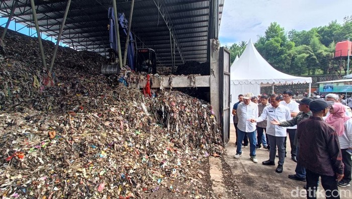 Menteri Lingkungan Hidup (LH) Hanif Faisol Nurofiq meninjau pengelolaan sampah di Tempat Pemrosesan Akhir Berbasis Lingkungan dan Edukasi (TPA BLE) Desa Kaliori, Kecamatan Kalibagor, Kabupaten Banyumas, Sabtu (19/4/2025).