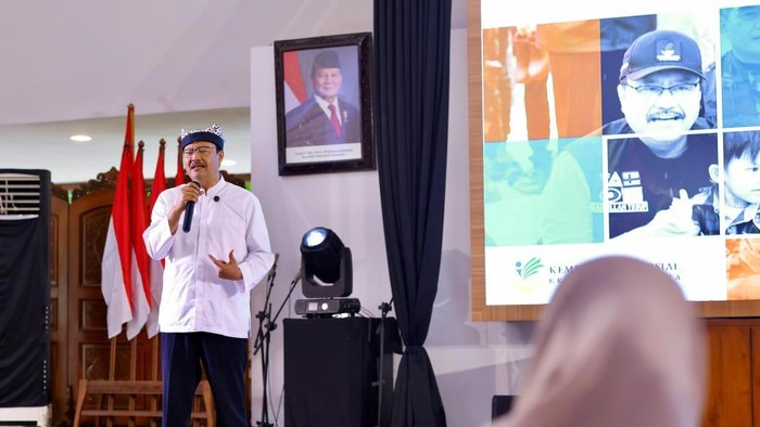 Menteri Sosial Republik Indonesia Saifullah Yusuf saat sosialisasi sekolah rakyat di Banyuwangi.