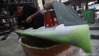 Harga produknya pun bervariasi mulai dari Rp 350 ribu hingga Rp 80 juta, tergantung pada tingkat kerumitan dan skala perbandingan dengan pesawat aslinya.