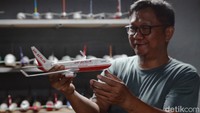 Adalah Marison (54), sosok di balik usaha Anglo Indonesian Aircraft Models, membesarkan bisnis unik ini selama 35 tahun. Saya sering melihat pesawat-pesawat besar seperti DC-10, 747-200, Ilyushin 76, dan A300 dari maskapai seperti Air France, KLM, dan Garuda Indonesia, kenangnya.