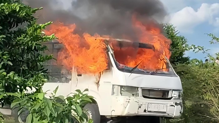 Mobil kakak beradik pencuri sapi di Buton Tengah dibakar warga.