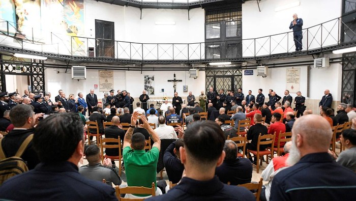 Momen Paus Fransiskus Kunjungi Penjara Roma, Bawa Pesan Paskah Pope Francis visits Regina Coeli prison in Rome, Italy April 17, 2025. Vatican Media/ΒHandout Vatican Media/ΒHandout via REUTERS ATTENTION EDITORS - THIS IMAGE WAS PROVIDED BY A THIRD PARTY.