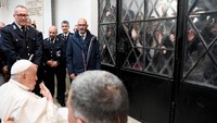 Paus Fransiskus, yang masih dalam pemulihan dari radang paru-paru ganda, meninggalkan Vatikan pada hari Kamis (17/4) untuk mengunjungi salah satu penjara paling padat di Italia dan menyampaikan ucapan selamat kepada para narapidana menjelang Paskah.