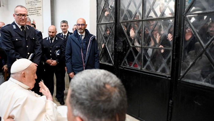 Momen Paus Fransiskus Kunjungi Penjara Roma, Bawa Pesan Paskah Pope Francis visits Regina Coeli prison in Rome, Italy April 17, 2025. Vatican Media/ΒHandout Vatican Media/ΒHandout via REUTERS ATTENTION EDITORS - THIS IMAGE WAS PROVIDED BY A THIRD PARTY.